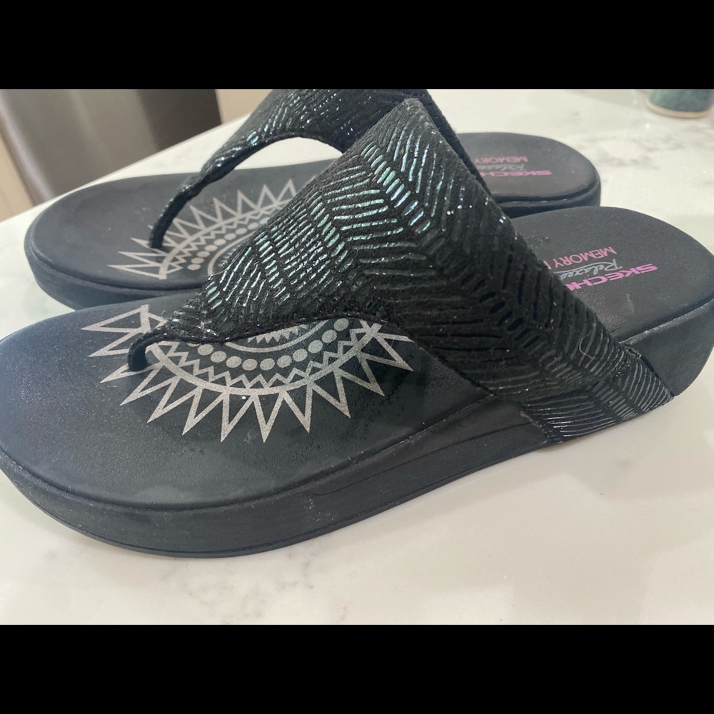 Skechers black size 8 thong sandals in excellent condition.